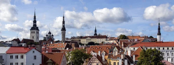 Panorámás kilátás nyílik a város, Tallinn, Észtország — Stock Fotó