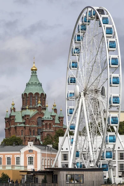 Uspenskijkatedralen och Skywheel - Helsingfors - Finland — Stockfoto