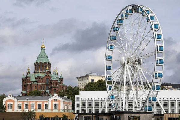 Uspenski kathedrale und skywheel - helsinki - Finnland. — Stockfoto