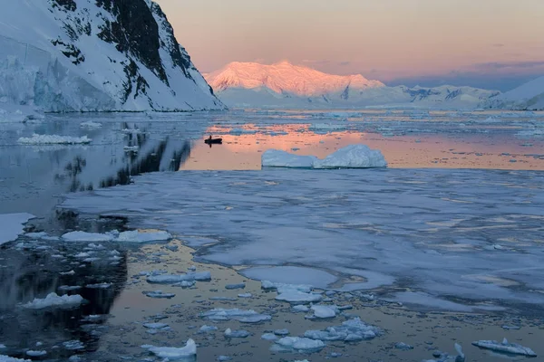 Midnight sun - Lamaire канал - Антарктичного півострова - Антарктики — стокове фото