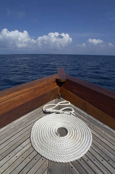 Coil of rope at the bow of a boat — Stock Photo, Image