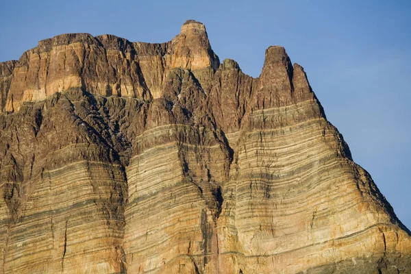 Rocha sedimentar - Teufelschloss em Franz Joseph Fjord - Greenla — Fotografia de Stock