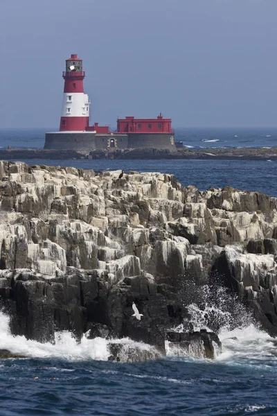 Longstone világítótorony Longstone szigeten a Farne-szigetek — Stock Fotó