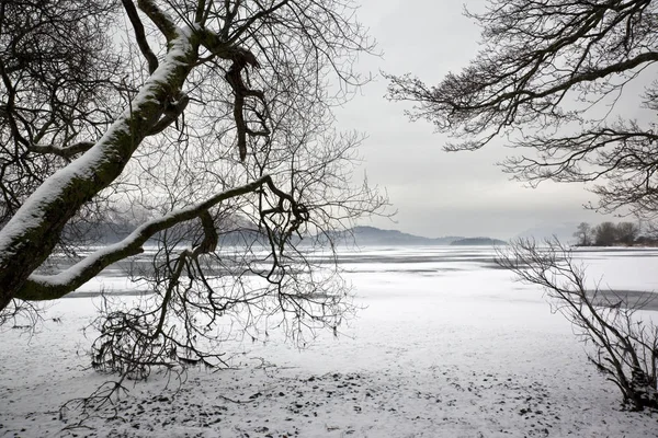 Gelo de inverno em Derwent Water perto de Keswick, no Lake District em — Fotografia de Stock