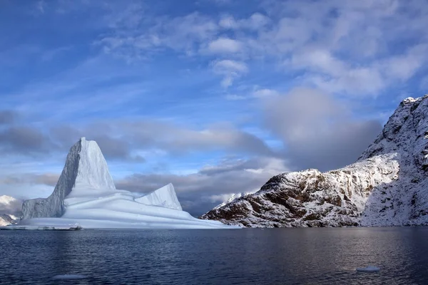 Isberg i Scoresbysund på Grönland — Stockfoto