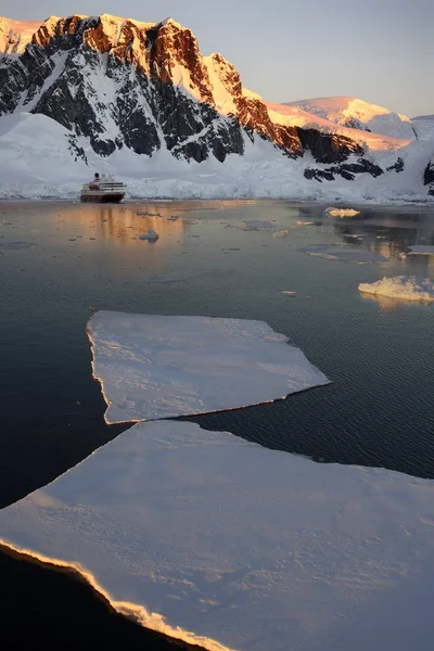 Антарктида - Полуночное солнце в Ла-Манше — стоковое фото