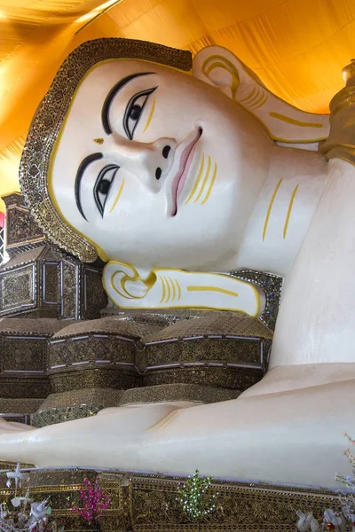 Shwethalyaung Reclining Buddha - Bago - Myanmar — Stock Photo, Image