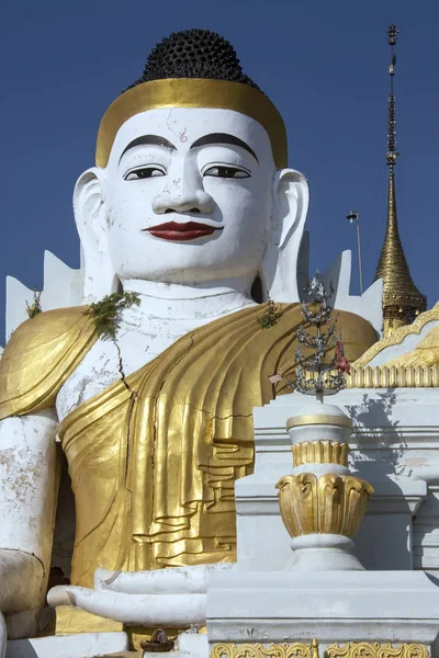 Zničilo zemětřesení Buddha - Myanmar — Stock fotografie