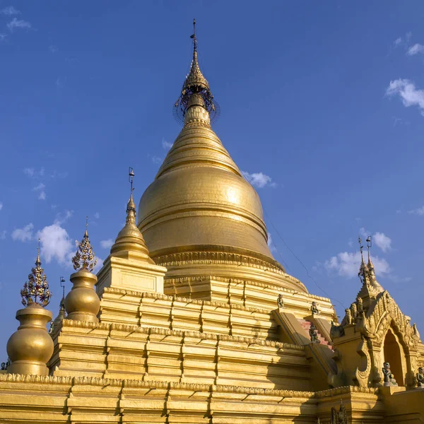 Kuthodaw Pagoda-만 달 레이-미얀마 — 스톡 사진