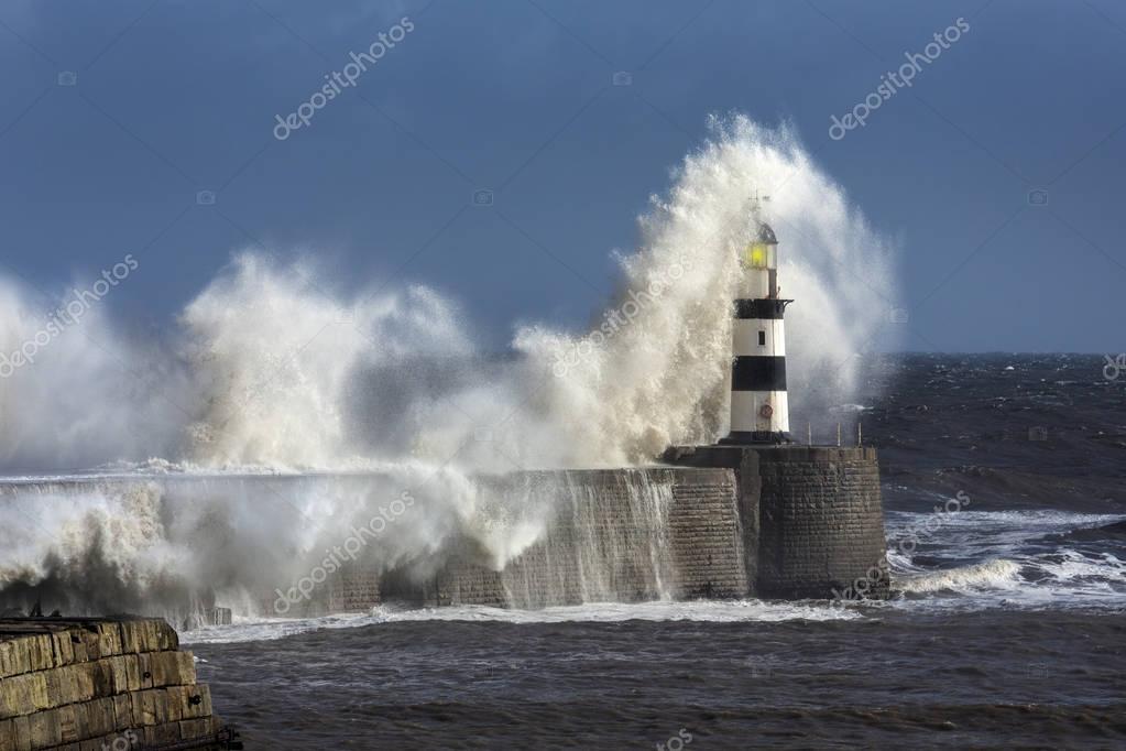 olas rompiendo sobre seaham Faro — Foto de stock © Steve ...