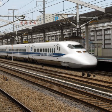 Japonya'nın Shinkansen hızlı tren. Shinkansen yüksek hızlı demiryolu hatları Japonya'da bir ağdır. 210 km/h (130 mil) 1964 çalışan ilk Tokaido Shinkansen açılan bu yana, en büyük şehirler bağlamak için ağ genişledi.