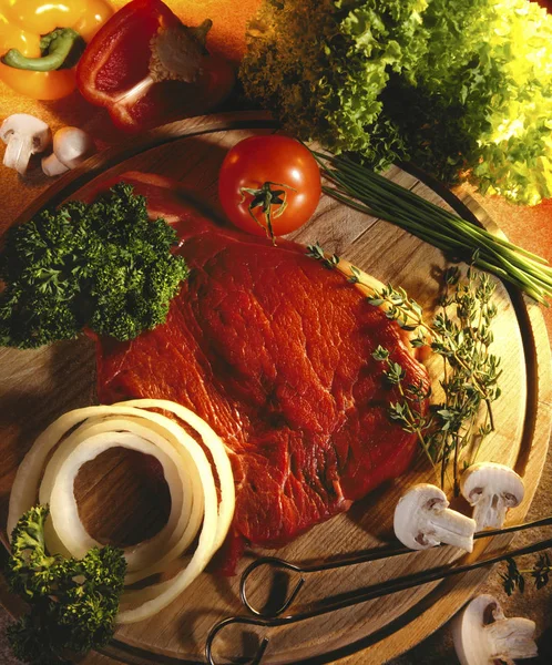 Beefsteak bereit zum Kochen — Stockfoto