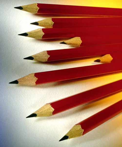 Образование - Ряд карандашей — стоковое фото
