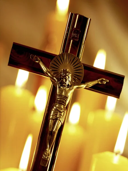 Crucifijo y velas de la iglesia — Foto de Stock