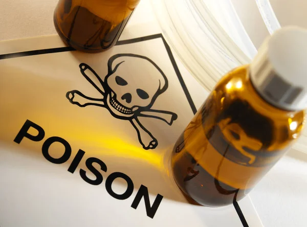 Jed lahví - Poison symbolu - lebka a zkřížené hnáty — Stock fotografie