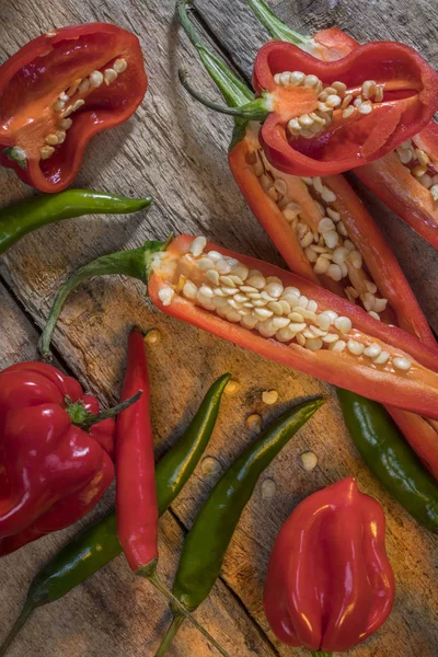 Warme en pittige chili peppers — Stockfoto