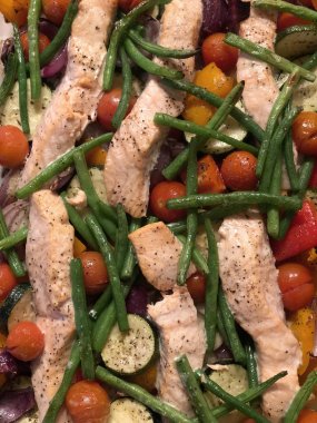 somon ve sebze fırında