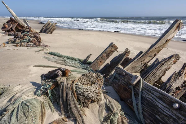 Naufragio en la costa del esqueleto en Namibia —  Fotos de Stock