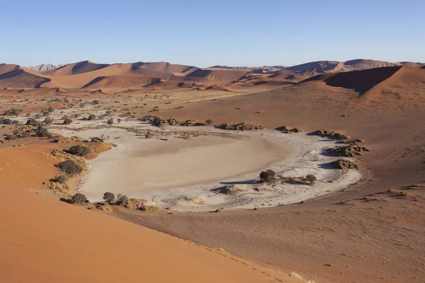 Sós serpenyő a Sossusvlei közelében - Namib-sivatag - Namíbia — Stock Fotó