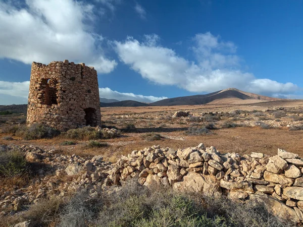 Ruin av en gammal väderkvarn - Fuerteventura - Kanarieöarna — Stockfoto