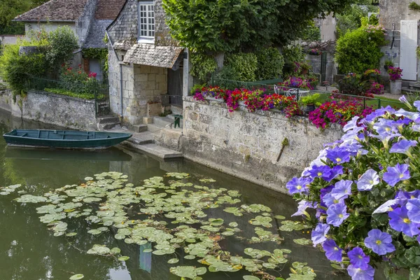 Malebné stavby u řeky - Loire Valley - Francie — Stock fotografie