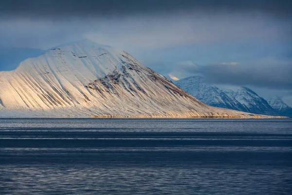 Liefdefjord - Islas Svalbard en el alto Ártico — Foto de Stock