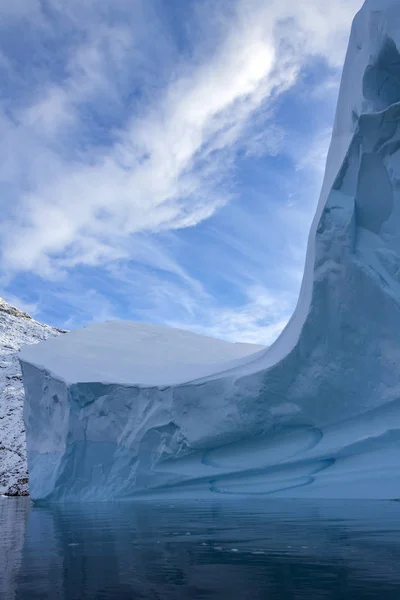 Iceberg flutuando em Scoresbysund - Groenlândia — Fotografia de Stock