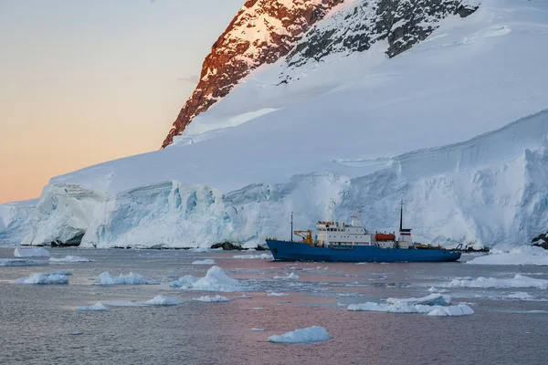 Tourist Icebreaker - Lamaire Channel - Antarktis — Stockfoto