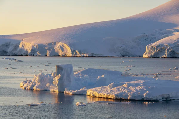 拉美尔海峡的海岸线-南极洲 — 图库照片