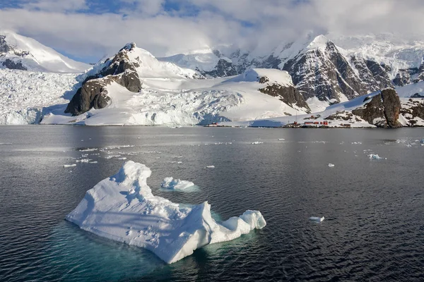 Almirante Brown Research Station - Paradise Bay - Antarctica — Stockfoto