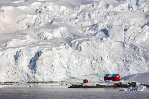 Estación de Investigación Almirante Brown - Paradise Bay - Antártida — Foto de Stock