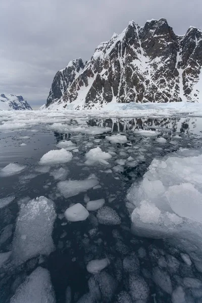 Gelo marinho na Baía de Pleneau - Canal Lamaire - Antártida — Fotografia de Stock