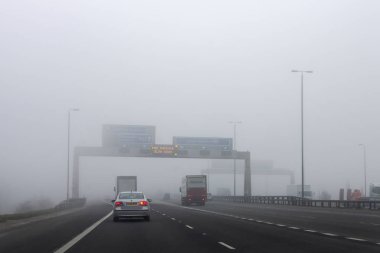 Bir İngiliz otoyolunda sis içinde araba sürmek