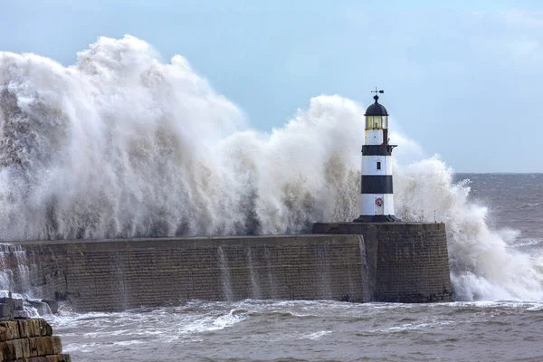Vågor kraschar över Seaham fyr - England — Stockfoto