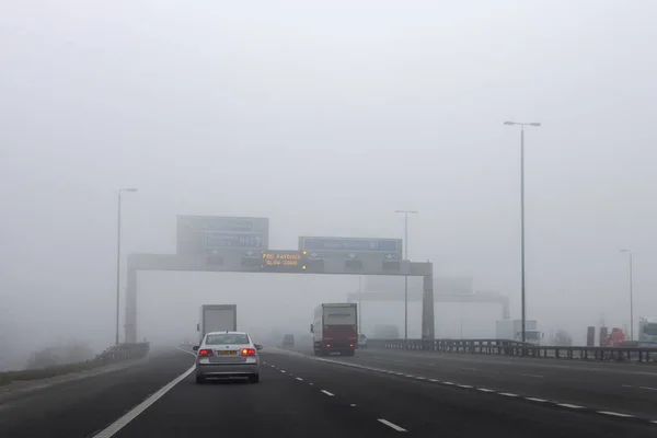 Driving in fog on a British motorway — Stock Photo, Image