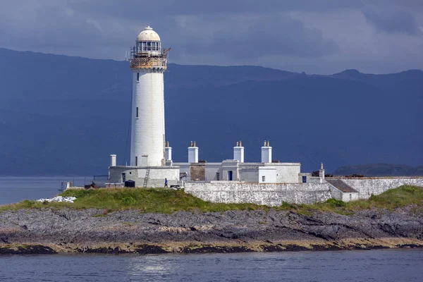 İskoçya 'nın batı kıyısındaki Mull Adası yakınlarındaki deniz feneri. — Stok fotoğraf