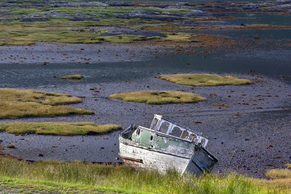 Deniz kıyısındaki eski tekne - Sc 'nin batı kıyısındaki Mull Adası — Stok fotoğraf