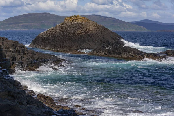 Formación de roca basáltica - Staffa - Escocia —  Fotos de Stock
