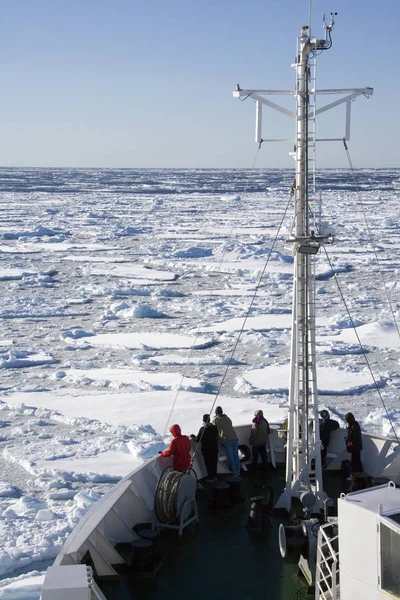 Turistas de aventura en un rompehielos mirando el hielo marino en el Ar — Foto de Stock