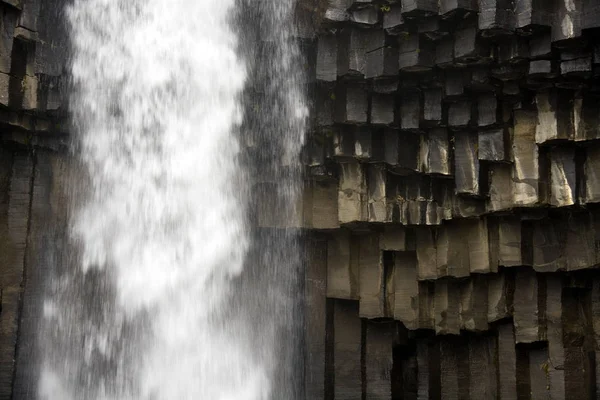 Вода обрушилась на базальтовые колонны - Svartifoss Waterfall - Icel — стоковое фото