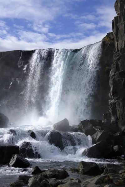Cascata in una parte della valle della spaccatura a Pingvellir in Islanda — Foto Stock