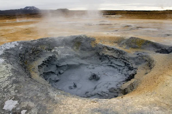 Gotujący się wulkaniczny basen błotny - Namaskard - Islandia — Zdjęcie stockowe