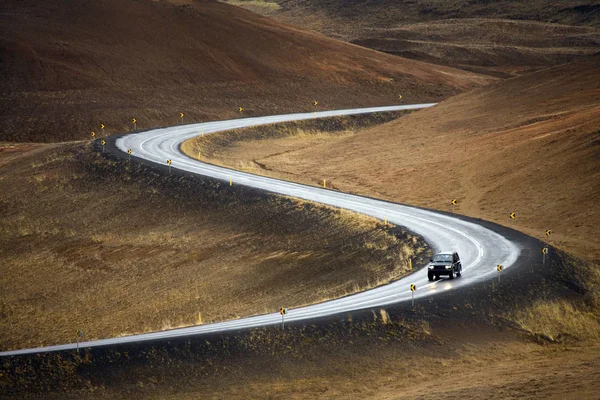Veículo 4x4 numa estrada no norte da Islândia — Fotografia de Stock
