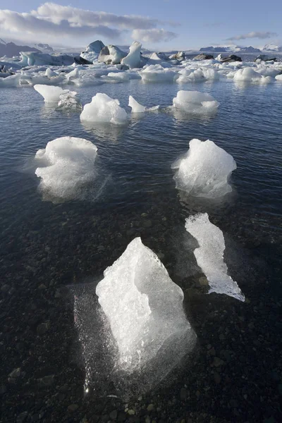 Gelo glacial na lagoa Jokulsarlon, no sul da Islândia — Fotografia de Stock