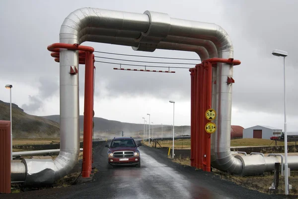 Expansionsslinga i ångledningar - Geotermiskt kraftverk - Island — Stockfoto