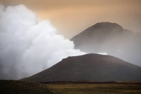 Erupce páry z kráteru sopky Krafla na Islandu — Stock fotografie