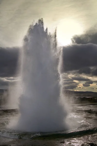 Výbuch gejzíru Strokkur - Island — Stock fotografie