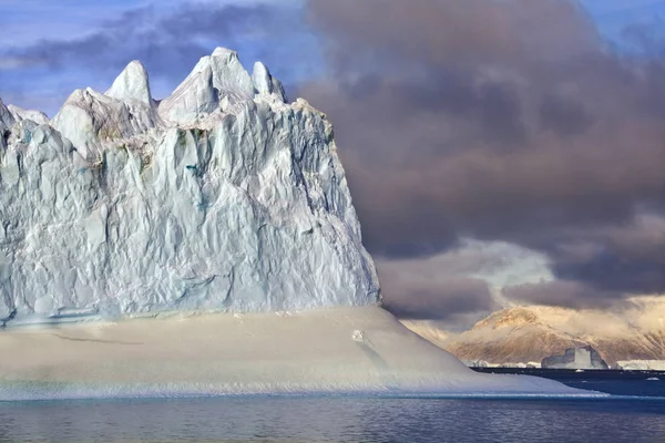 Iceberg em Scoresbysund - Gronelândia — Fotografia de Stock