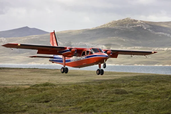 'FIGAS' aircraft landing at Saunders Island in The Falkland Isla — Stock Photo, Image