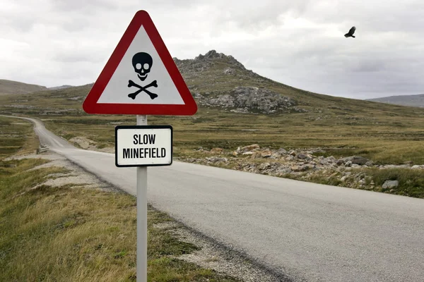 Falkland Adaları 'ndaki Stanley Limanı yakınlarında mayın tarlası tabelası — Stok fotoğraf